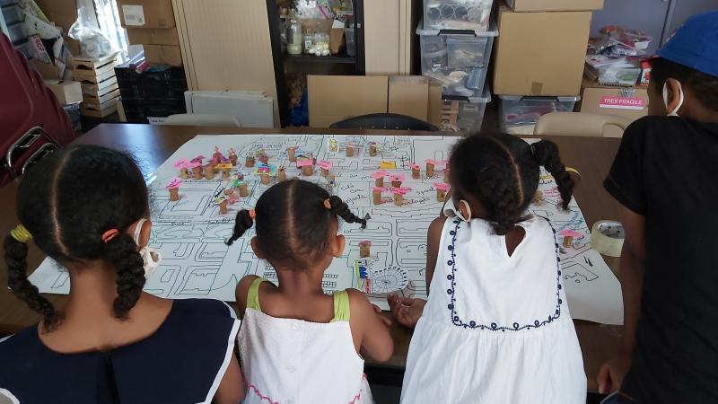 Les enfants des Oliveaux devant la maquette de leur quartier